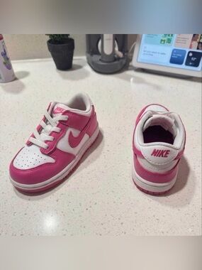 Nike Dunk Low (Toddler / Toddler Girls)
Colorway: Pink / White
Size:
 US: 8C